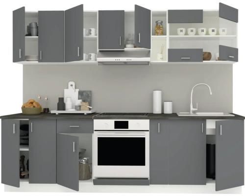 Bucătărie completă cu dulapuri superioare și inferioare, chiuvetă și aragaz electric