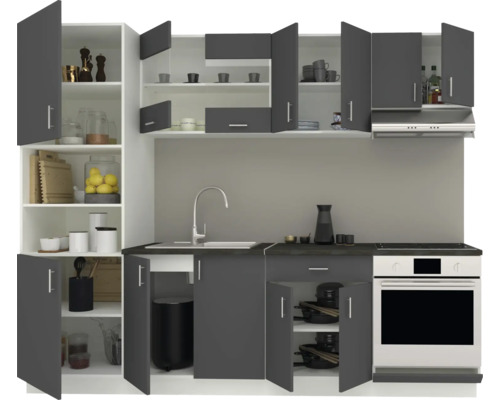 Bucătărie cu dulapuri, chiuvetă și aragaz