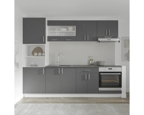 Bucătărie modernă cu dulapuri gri, chiuvetă, aragaz și hotă.