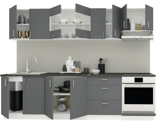 Bucătărie gri cu dulapuri superioare și inferioare, chiuvetă, aragaz și cuptor.