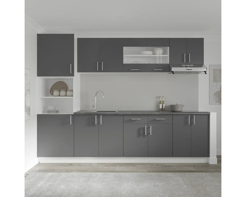 Bucătărie modernă cu dulapuri gri, chiuvetă și hotă.