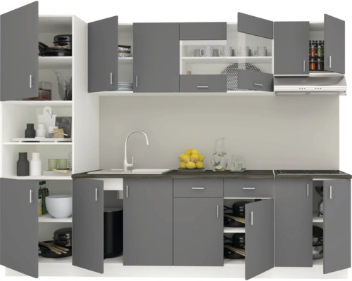 Bucătărie încorporată gri, cu dulapuri deschise și închise, chiuvetă și hotă
