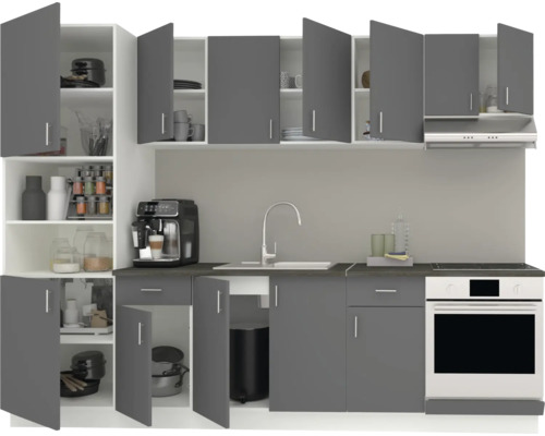 Bucătărie completă cu corpuri superioare și inferioare, chiuvetă, aragaz și hotă