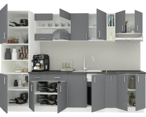 Bucătărie încorporată gri și albă cu dulapuri și aparate