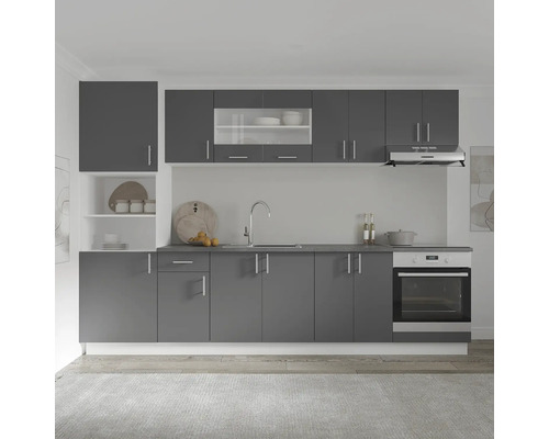 Bucătărie încorporată gri cu chiuvetă, aragaz și hotă.