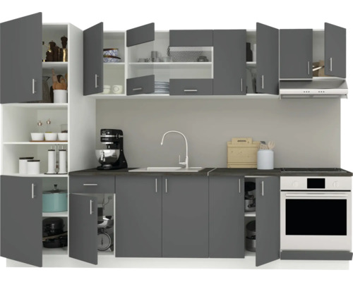 Linie de bucătărie cu dulapuri superioare și inferioare și aparate electrice