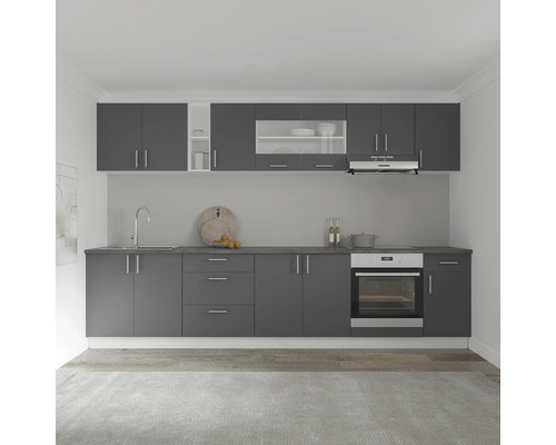 Bucătărie completă gri cu dulapuri superioare și inferioare, chiuvetă, aragaz și hotă.