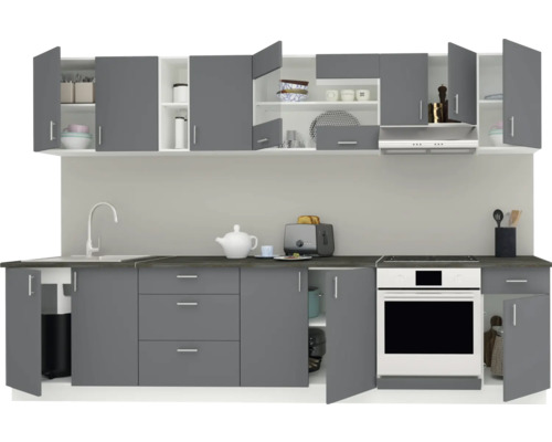 Bucătărie completă cu dulapuri superioare și inferioare, chiuvetă, electrocasnice și blat de lucru