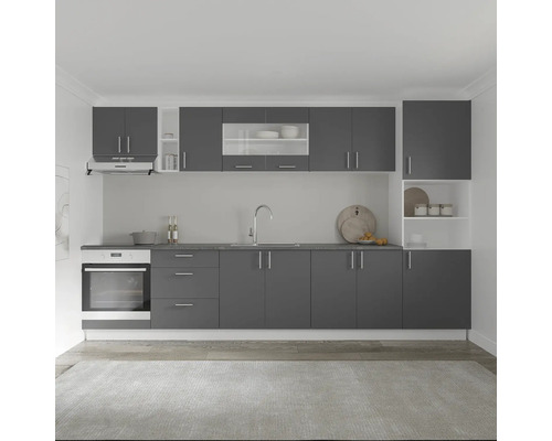 Bucătărie completă cu corpuri superioare și inferioare, chiuvetă și aparate electrice.