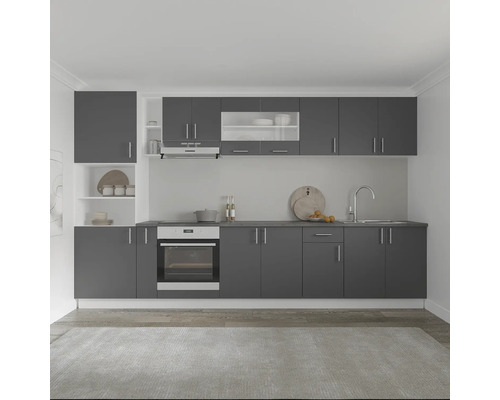 Bucătărie modernă cu dulapuri gri, chiuvetă și cuptor.