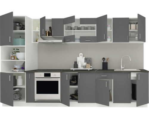 Mobilier de bucătărie cu dulapuri superioare și inferioare și aparate electrice