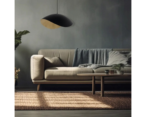 Cameră de zi cu canapea, măsuță de cafea și lampă suspendată