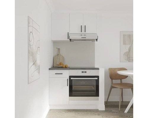 Bucătărie compactă cu aragaz electric, hotă și dulapuri suspendate