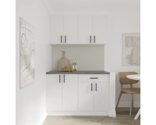 Bucătărie cu dulapuri albe și blat de lucru întunecat într-o cameră luminoasă.