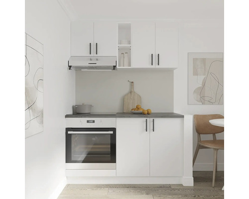 Bucătărie cu dulapuri albe, hotă și cuptor