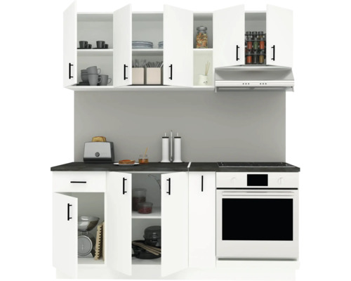 Bucătărie completă cu dulapuri superioare și inferioare și aparate electrice.