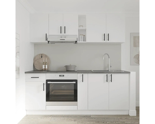 Bucătărie liniară albă cu chiuvetă, aragaz și hotă