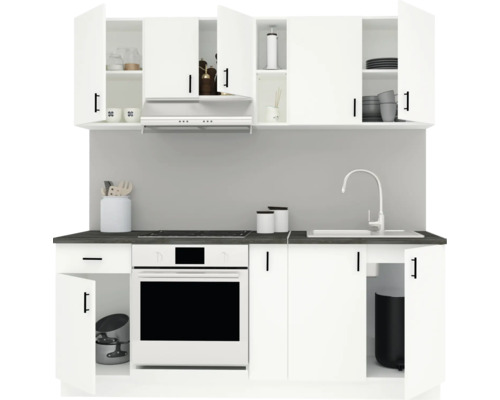 Bucătărie completă cu chiuvetă, aragaz, hotă și dulapuri.