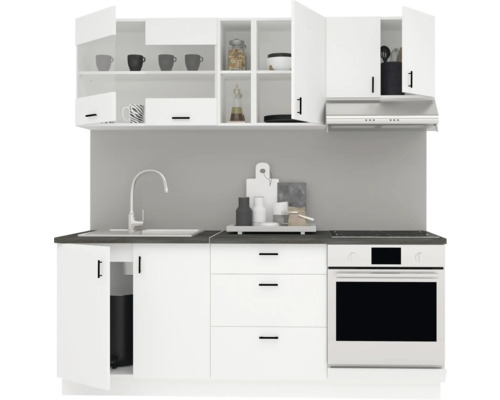 Bucătărie cu chiuvetă, plită, cuptor și dulapuri suspendate