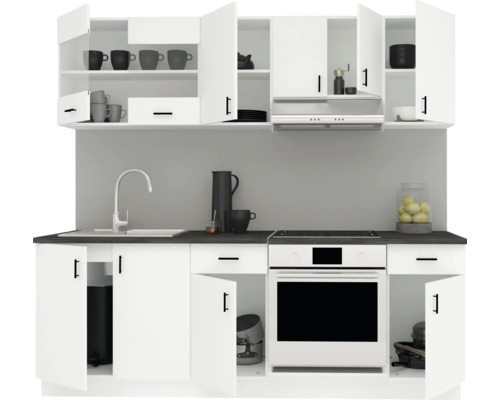 Bucătărie cu chiuvetă, aragaz și dulapuri suspendate