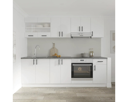 Bucătărie luminoasă cu chiuvetă, aragaz, cuptor, hotă și dulapuri suspendate