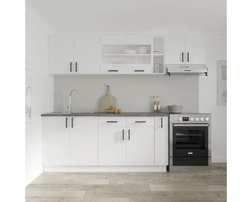 Bloc de bucătărie cu chiuvetă, aragaz și dulapuri suspendate într-o cameră luminoasă.