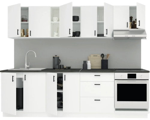 Linie de bucătărie cu dulapuri superioare și inferioare, chiuvetă, robinet, aragaz și cuptor