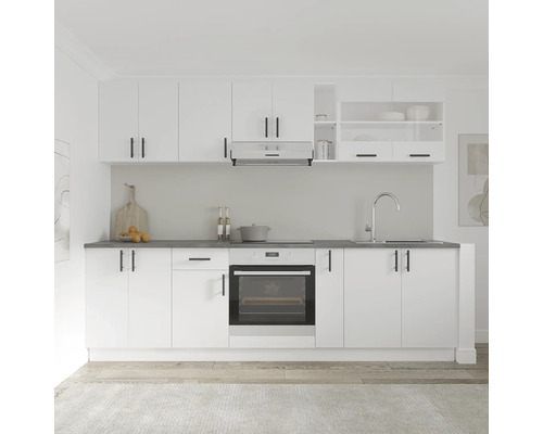 Bucătărie luminoasă cu dulapuri albe, chiuvetă și cuptor