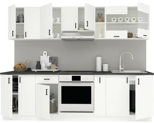 Bucătărie cu dulapuri superioare și inferioare, chiuvetă și aparate electrice