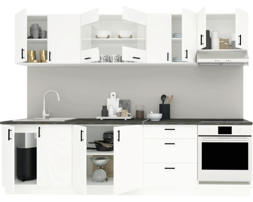 Bucătărie luminoasă cu dulapuri superioare și inferioare, chiuvetă, aragaz și cuptor