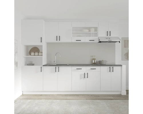 Bucătărie luminoasă cu dulapuri albe, blat și hotă