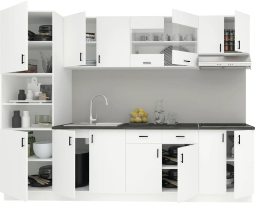 Bucătărie cu dulapuri albe și mânere închise la culoare