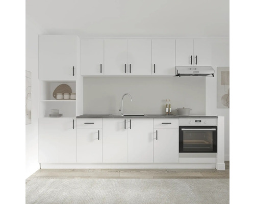 Bucătărie luminoasă cu chiuvetă, aragaz și hotă