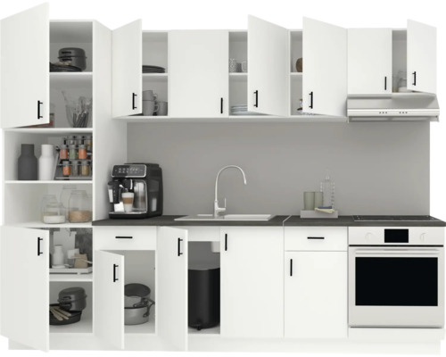 Linie de bucătărie cu dulapuri superioare și inferioare, chiuvetă, aragaz și hotă