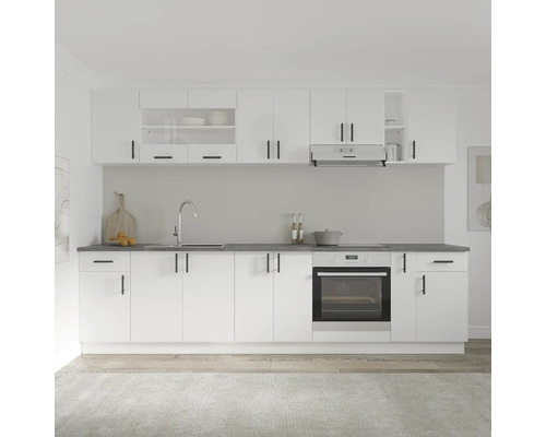 Bucătărie modernă cu dulapuri albe și blat de lucru întunecat