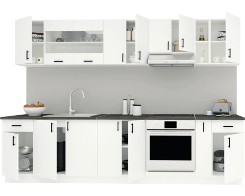 Bucătărie modernă albă cu dulapuri suspendate și aparate.