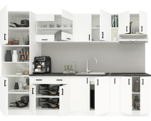 Bucătărie modernă cu chiuvetă, plită, hotă și diverse ustensile de bucătărie