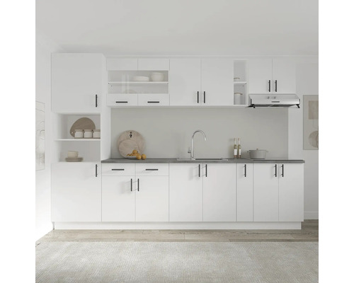 Bucătărie luminoasă cu dulapuri albe, blat de lucru închis la culoare și chiuvetă