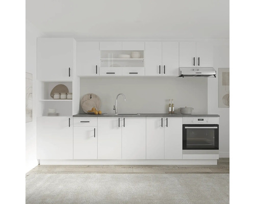 Bucătărie luminoasă cu dulapuri albe, blat de lucru întunecat și chiuvetă