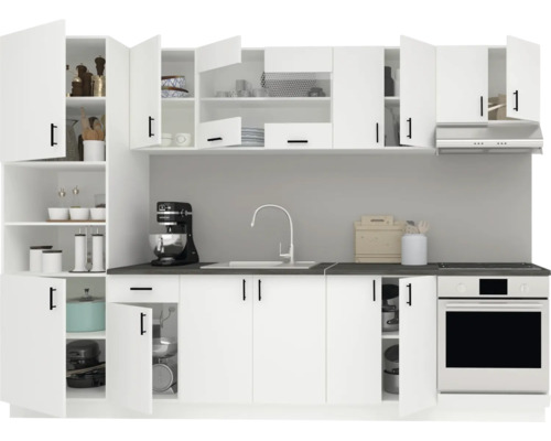 Linie de bucătărie completă cu dulapuri albe, chiuvetă, robinet și aparate