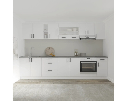 Bucătărie luminoasă cu chiuvetă, sertare, dulapuri, aragaz și hotă