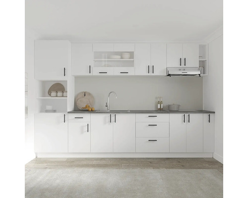 Bucătărie luminoasă cu dulapuri albe, chiuvetă și hotă