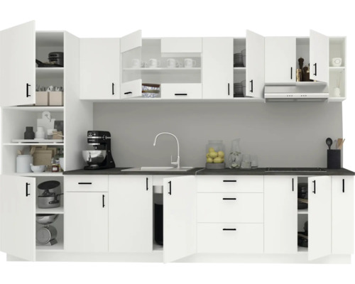 Unitate completă de bucătărie cu dulapuri albe și blat de lucru închis la culoare