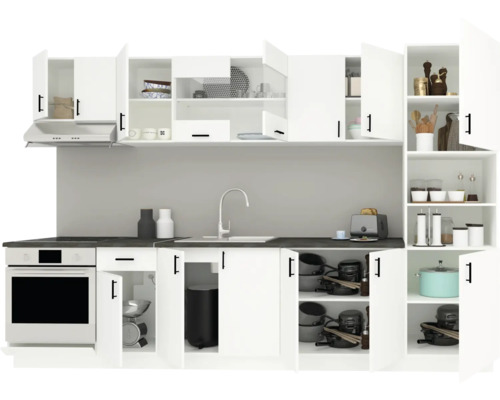Bucătărie completă albă cu chiuvetă, aragaz și dulapuri