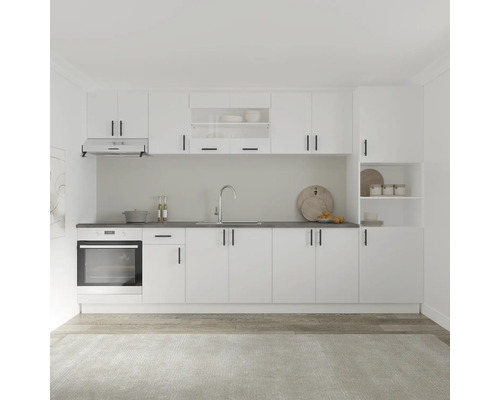 Bucătărie completă cu chiuvetă, aragaz și dulapuri albe pentru un interior de bucătărie modern