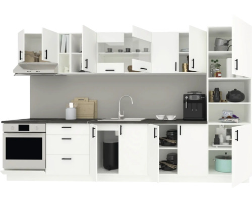 Bucătărie luminoasă cu numeroase dulapuri, rafturi și aparate moderne