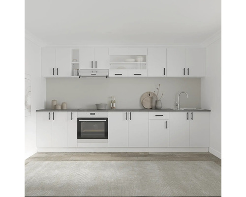 Bucătărie completă cu dulapuri albe, blat de lucru închis la culoare și electrocasnice încorporate.