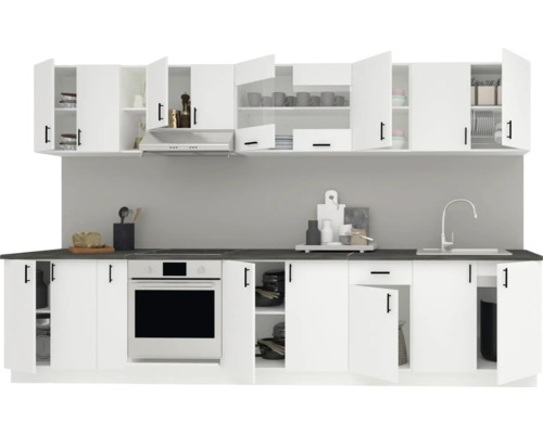 Bucătărie completă albă cu dulapuri superioare și aparate încorporate
