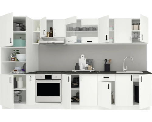 Bucătărie luminoasă cu dulapuri albe, blaturi de lucru întunecate și diverse ustensile de bucătărie