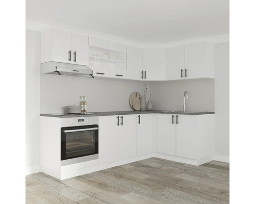 Bucătărie luminoasă cu dulapuri albe, mânere închise la culoare, hotă și cuptor electric